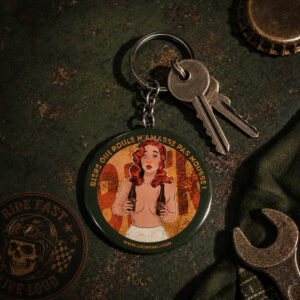 “Bière qui roule n’amasse pas mousse” – Décapsuleur porte-clé pin-up rétro