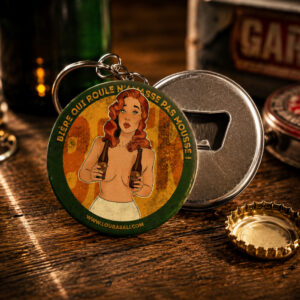 “Bière qui roule n’amasse pas mousse” – Décapsuleur porte-clé pin-up rétro