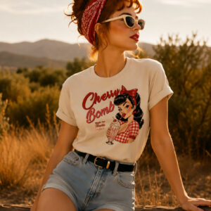 T-shirt rétro pin-up Cherry Bomb porté en extérieur dans un style vintage américain