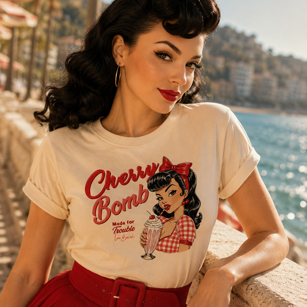 Mannequin portant le t-shirt Cherry Bomb avec illustration pin-up rétro de Lou Basali